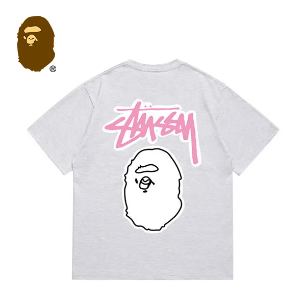 BAPE x STUSSY 聯名款猿人粉色字母印花短袖T恤 BAPE x STUSSY 聯名款猿人粉色字母印花短袖T恤