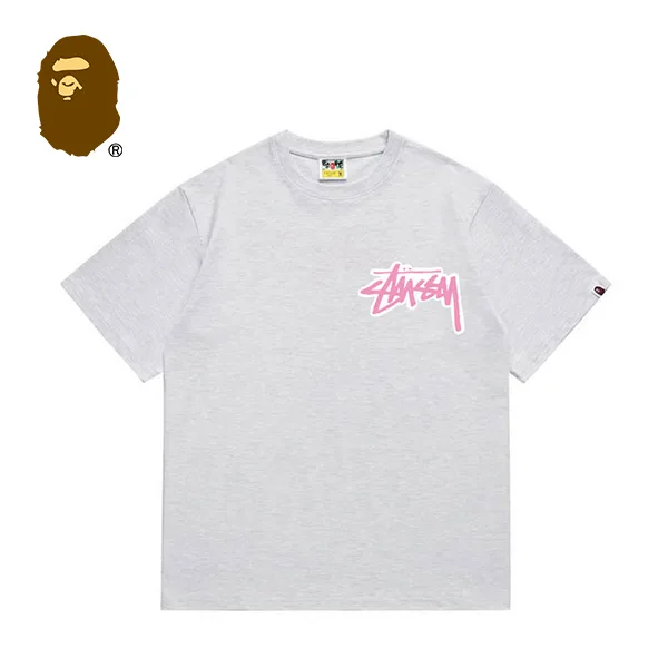 BAPE x STUSSY 聯名款猿人粉色字母印花短袖T恤 BAPE x STUSSY 聯名款猿人粉色字母印花短袖T恤