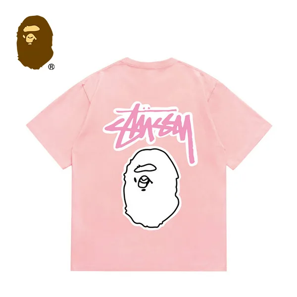 BAPE x STUSSY 聯名款猿人粉色字母印花短袖T恤 BAPE x STUSSY 聯名款猿人粉色字母印花短袖T恤
