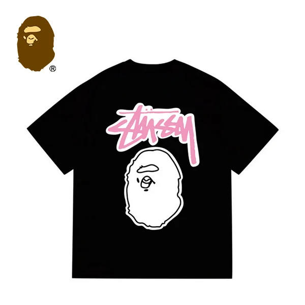 BAPE x STUSSY 聯名款猿人粉色字母印花短袖T恤 BAPE x STUSSY 聯名款猿人粉色字母印花短袖T恤
