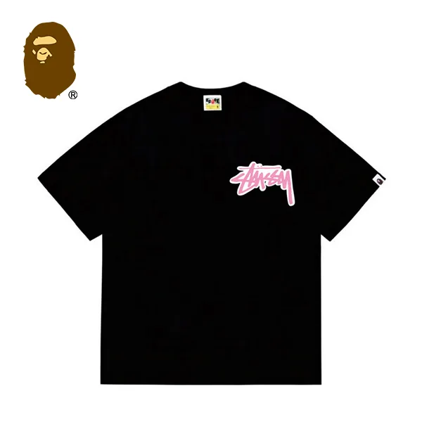 BAPE x STUSSY 聯名款猿人粉色字母印花短袖T恤 BAPE x STUSSY 聯名款猿人粉色字母印花短袖T恤